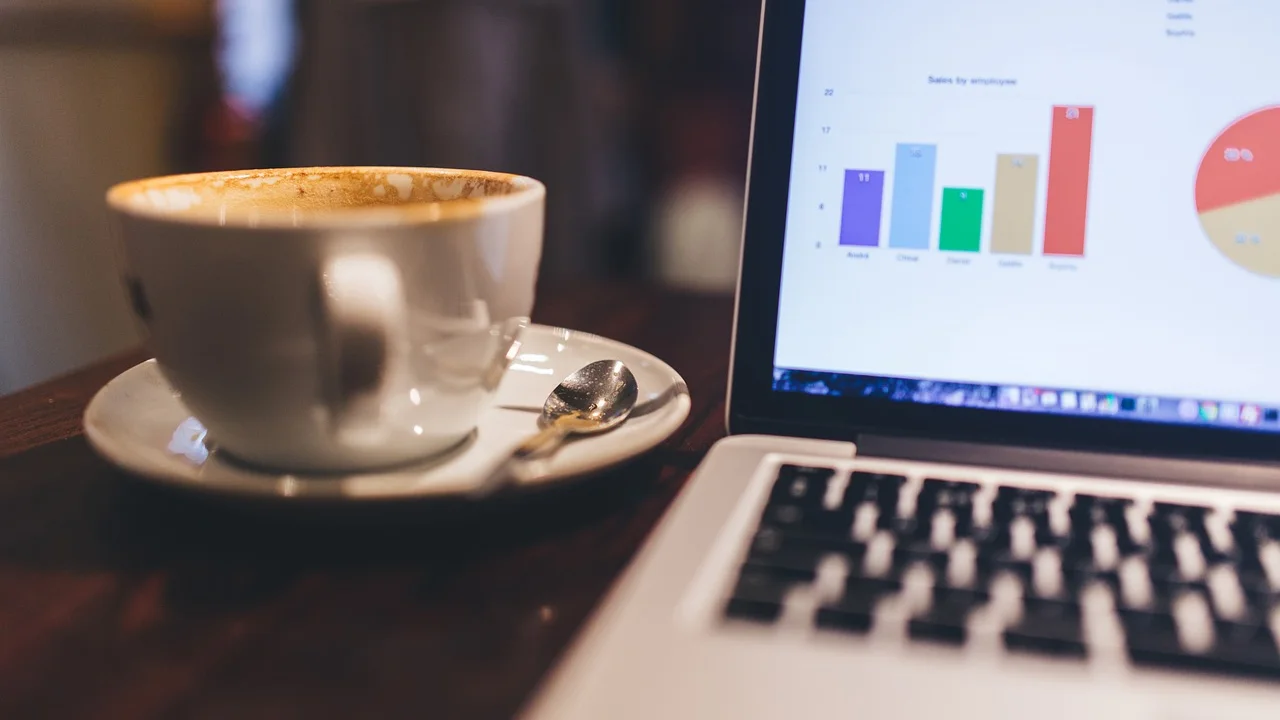 Google Ads-byrå eller själv, en företagare vid en laptop med annonsstatistik